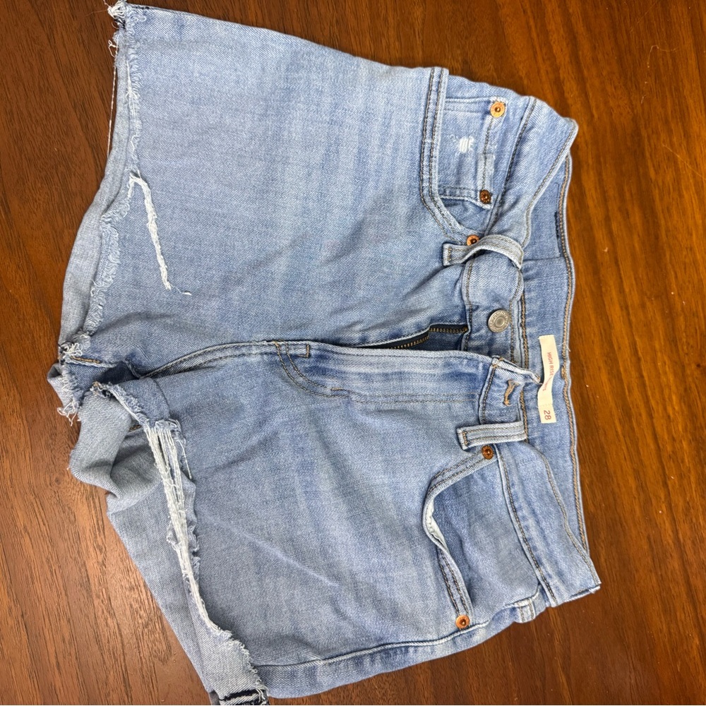 Levi’s high rise Denim Shorts - Picture 2 of 4